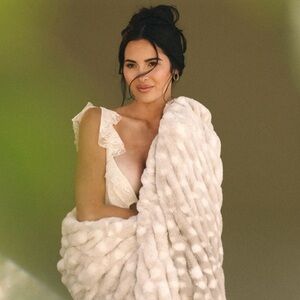 Lola Blankets Ivory Fawn/Blanket/Throw/Size L/60”x72”/NIB! SEALED! Soothing!!!